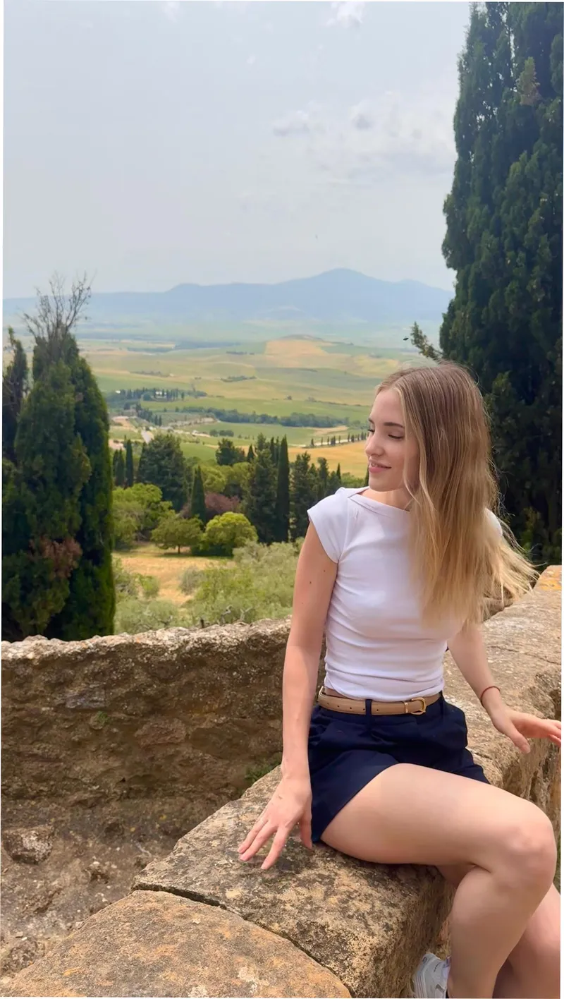 Thumbnail TeaseMeBunny: Navigating the Online Identity Journey as 18F