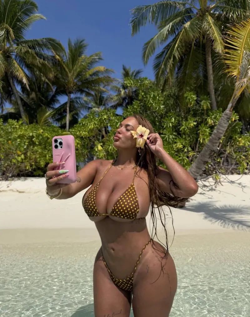 Thumbnail Selfie Time with goonerrboy - A Big Tits in Bikinis Vibe