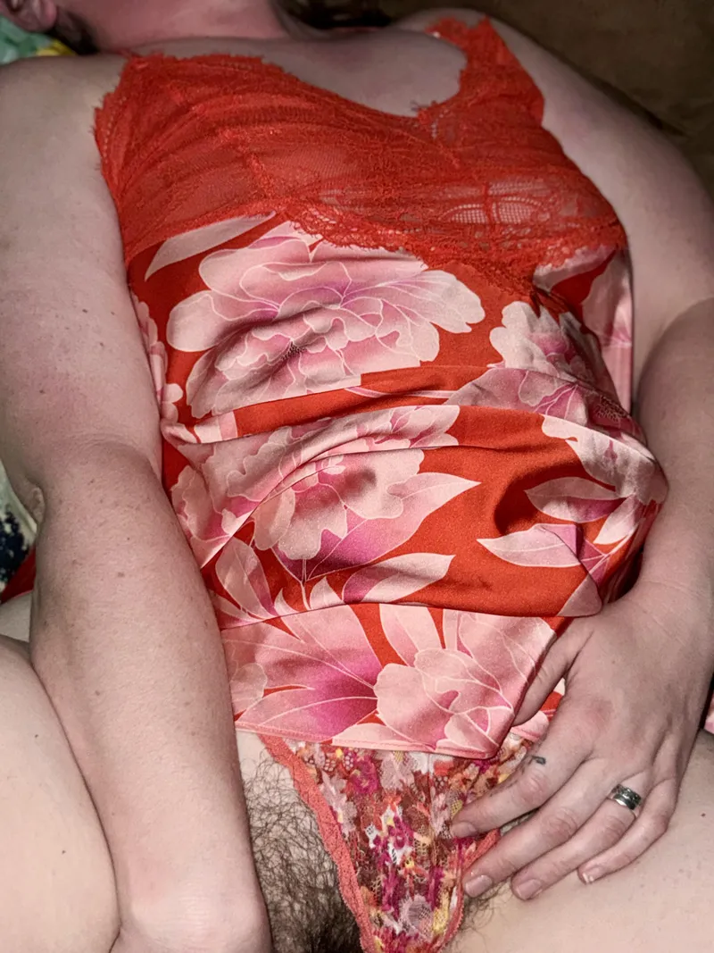 Thumbnail suckyedible's Provocative Tease - A Thick Hairy Married Teacher