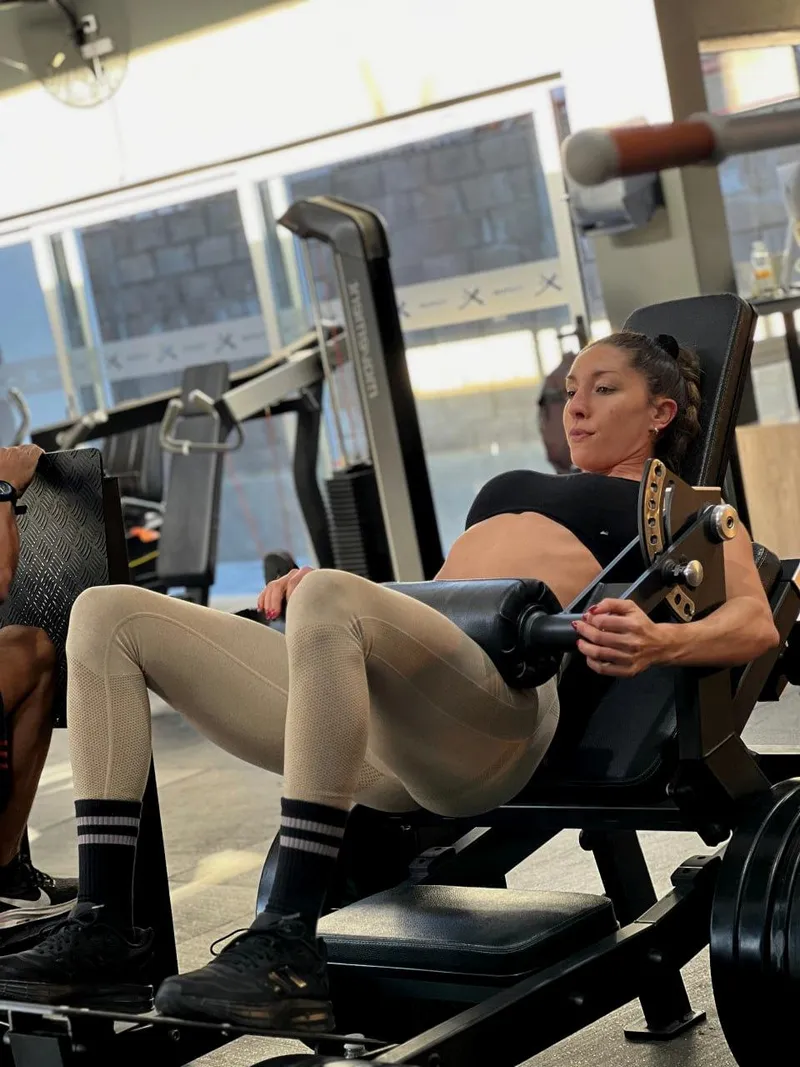 Thumbnail jessicaa_fit Shows Why Yoga Pants Perform Best in the Gym