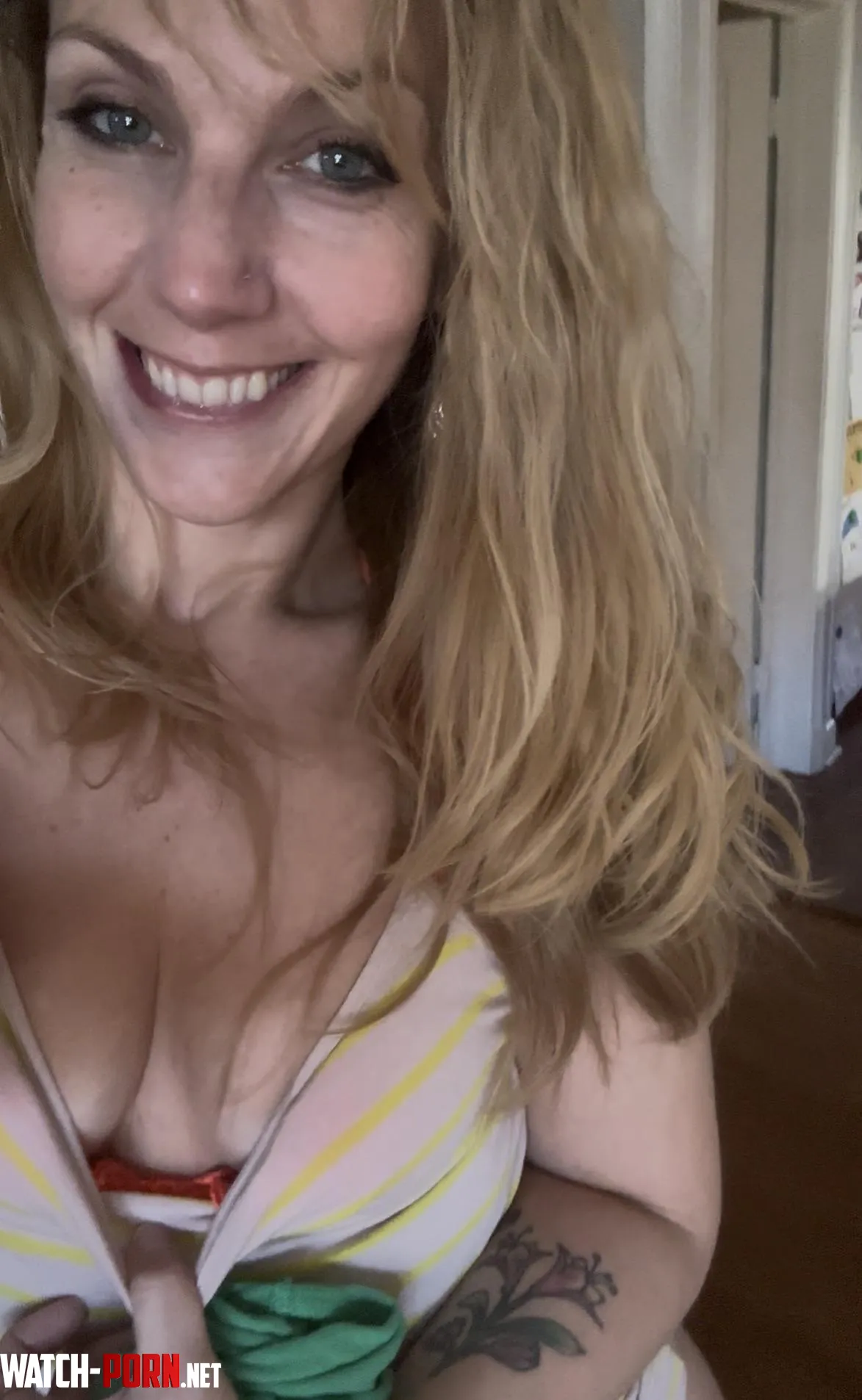 Just cleaning around the house but wanting to get a little dirtyyyyy by NoraVines