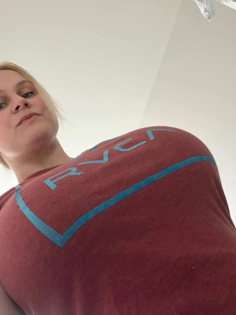 Thumbnail AboutTheBoobsVIP: Unpacking the Unmissable in Impossible to Hide