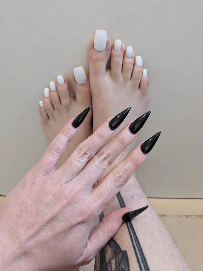 Thumbnail Chase_Marshall615 soaks Up Sun for Glamorous Nails Effect | nailFetish