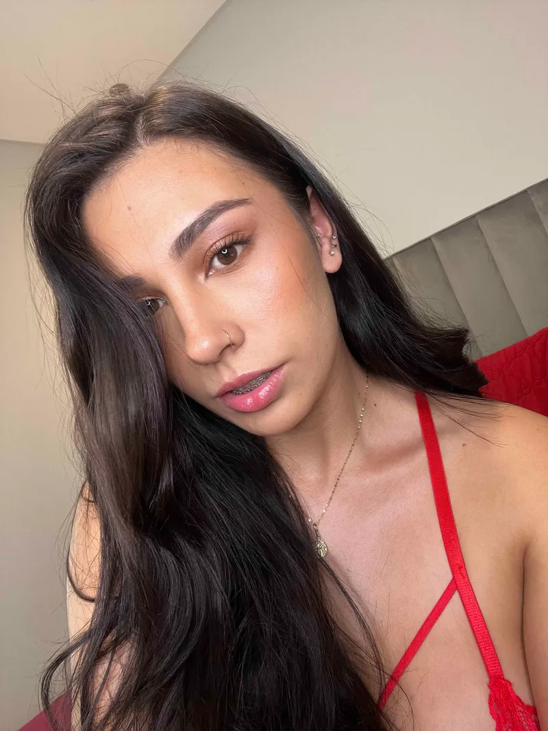 Thumbnail Velvet-Comet: The Red Lingerie Craze Begins