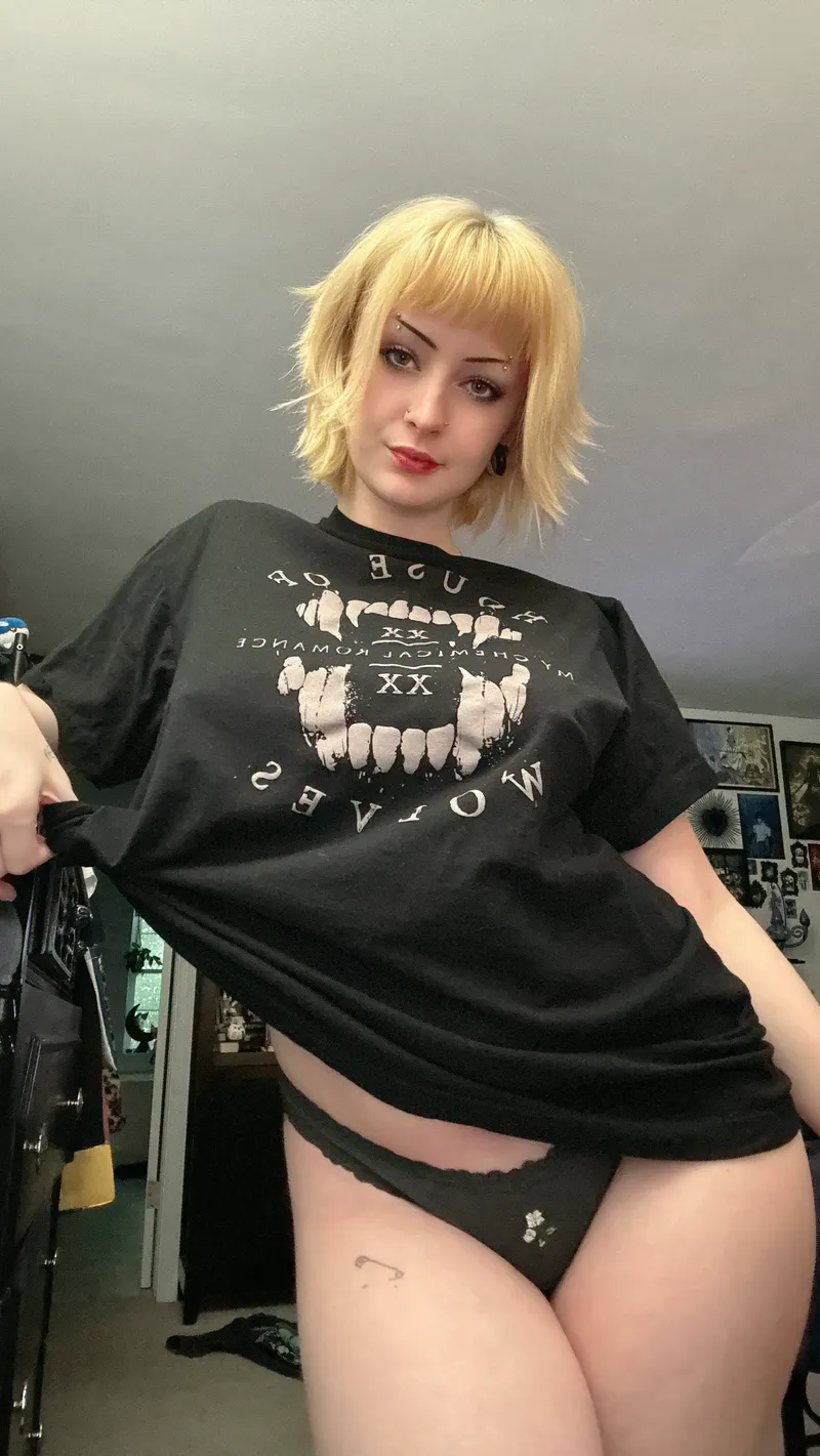 Thumbnail Lonelyypluto Calls Out Pervs in 'My Eyes are Up Here' - PunkGirls