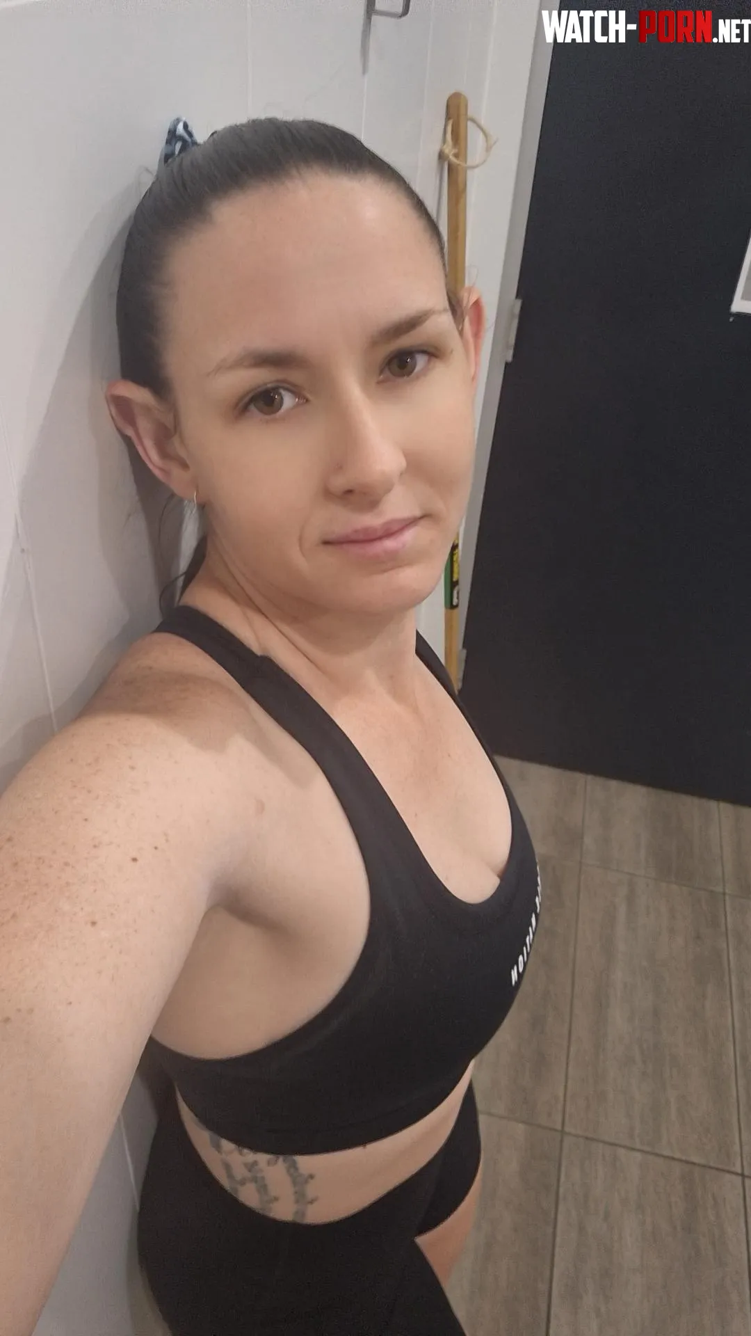 Brunette/ Brown eyed gal. by gymgal_5