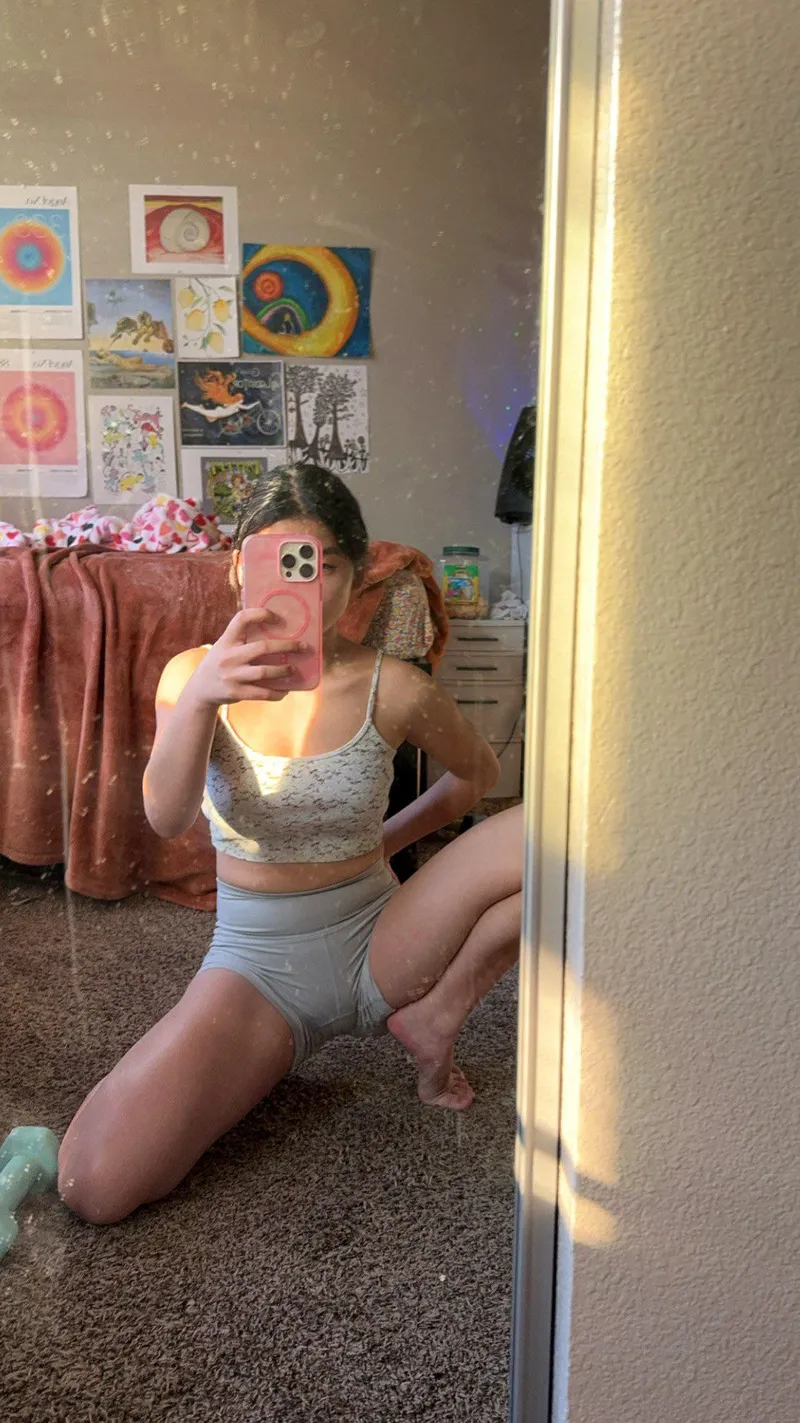 Thumbnail Captivating Croptop Beauty in a Unique Pose - croptopgirls