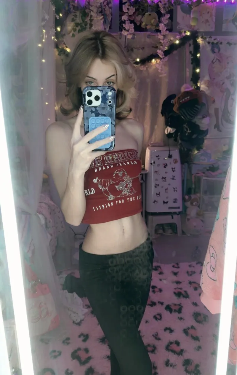 Thumbnail Flaunting a Snatched Waist in Style - croptopgirls