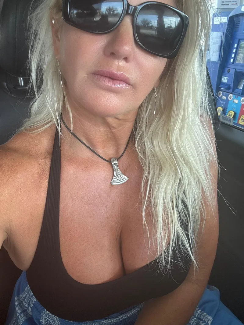 Thumbnail Authentic Cleavage: Unveiling the Real | lisamgreertnt