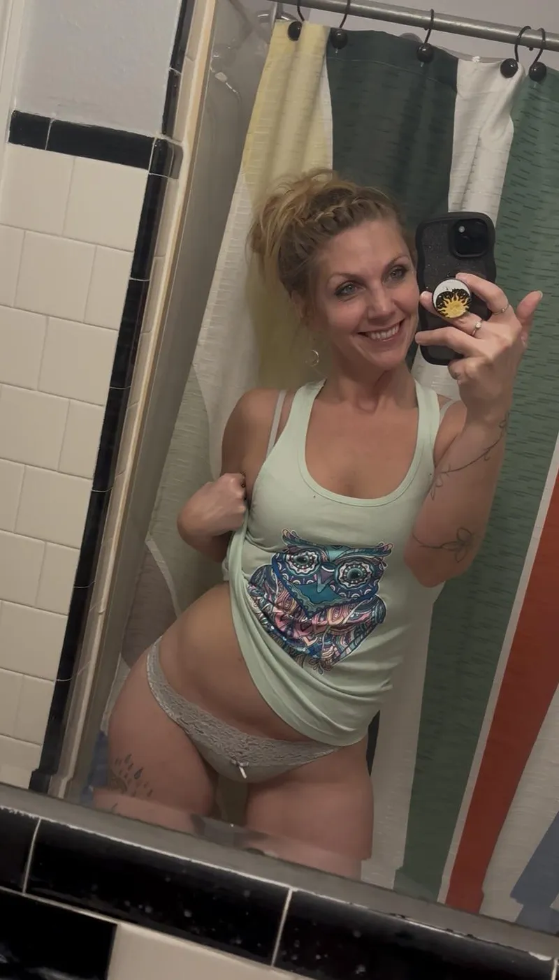 Thumbnail Weekend Mom Vibes: 'Just another mom selfie.. happy end of the week :)' by NoraVines