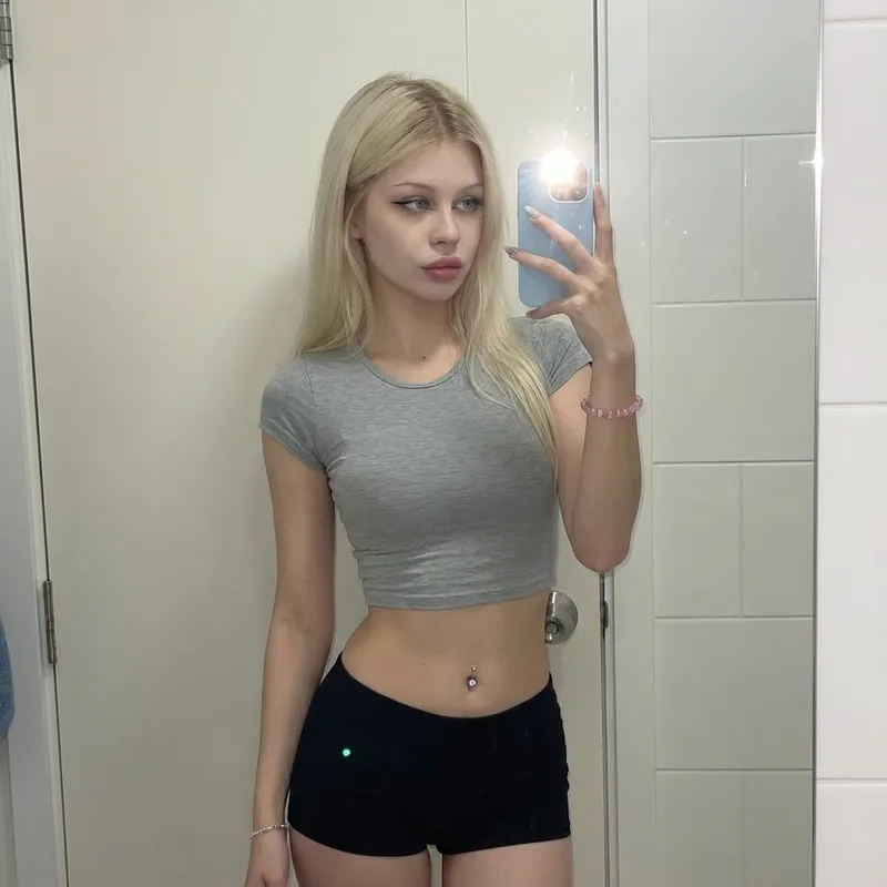 Thumbnail Perfect Pairing: BabyBlomm Stuns in Tight Crop Top and Leggings