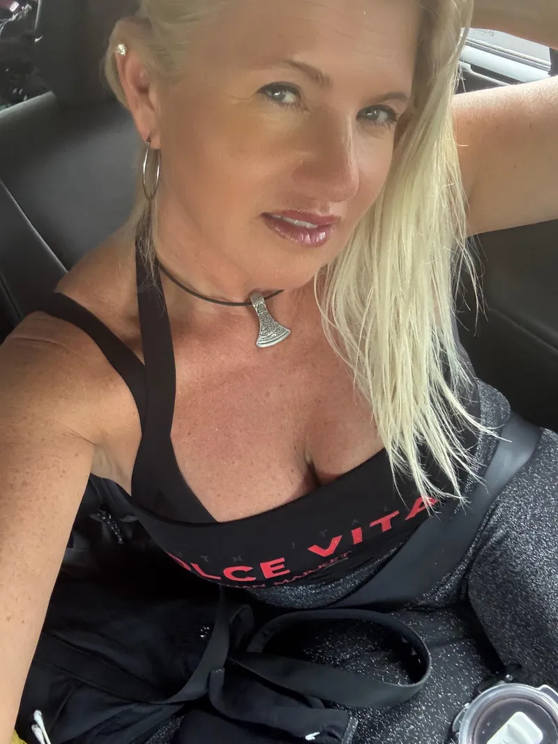 Thumbnail Extra Support for a Cleavage Boost | lisamgreertnt