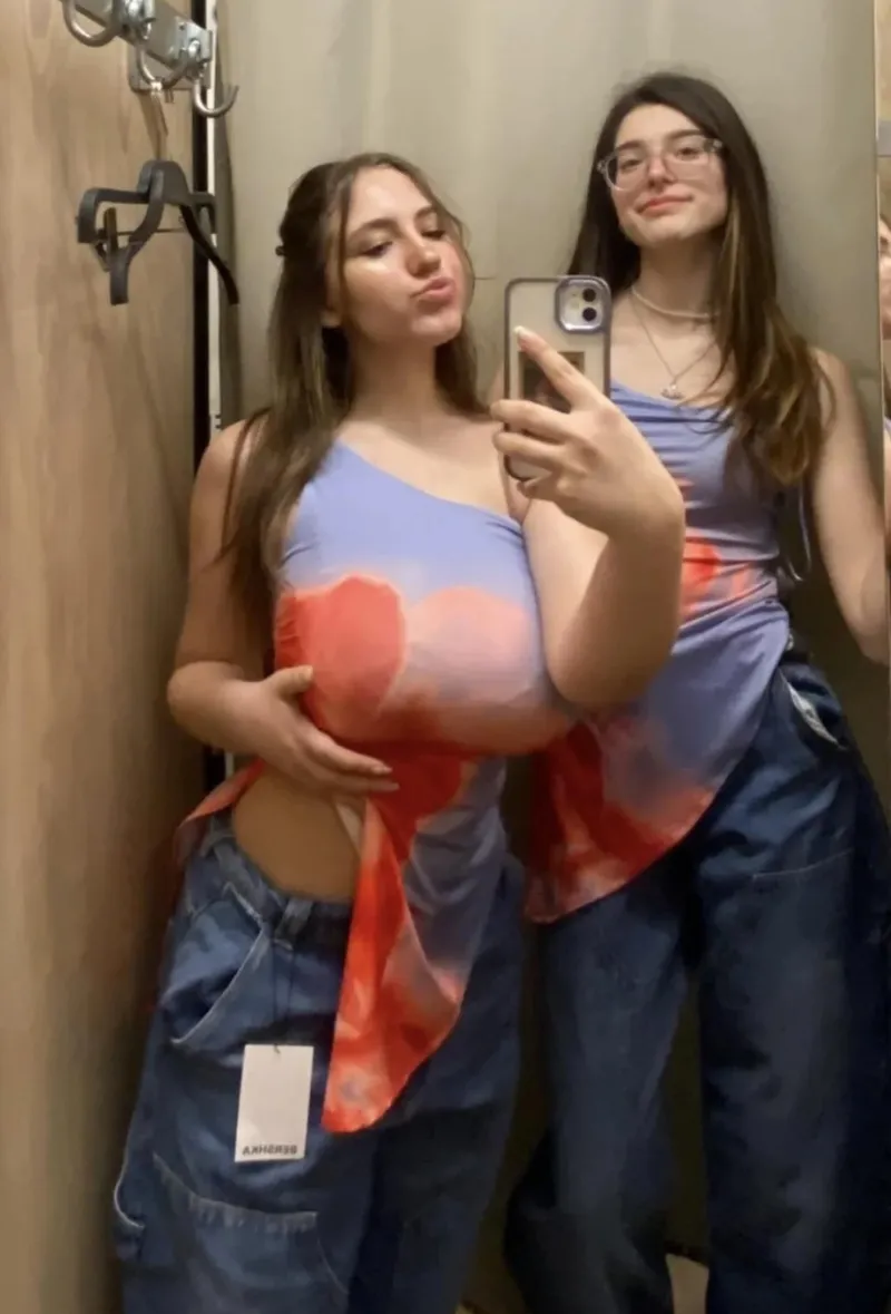 Thumbnail pearl_mar’s Busty Friend Making an Appearance