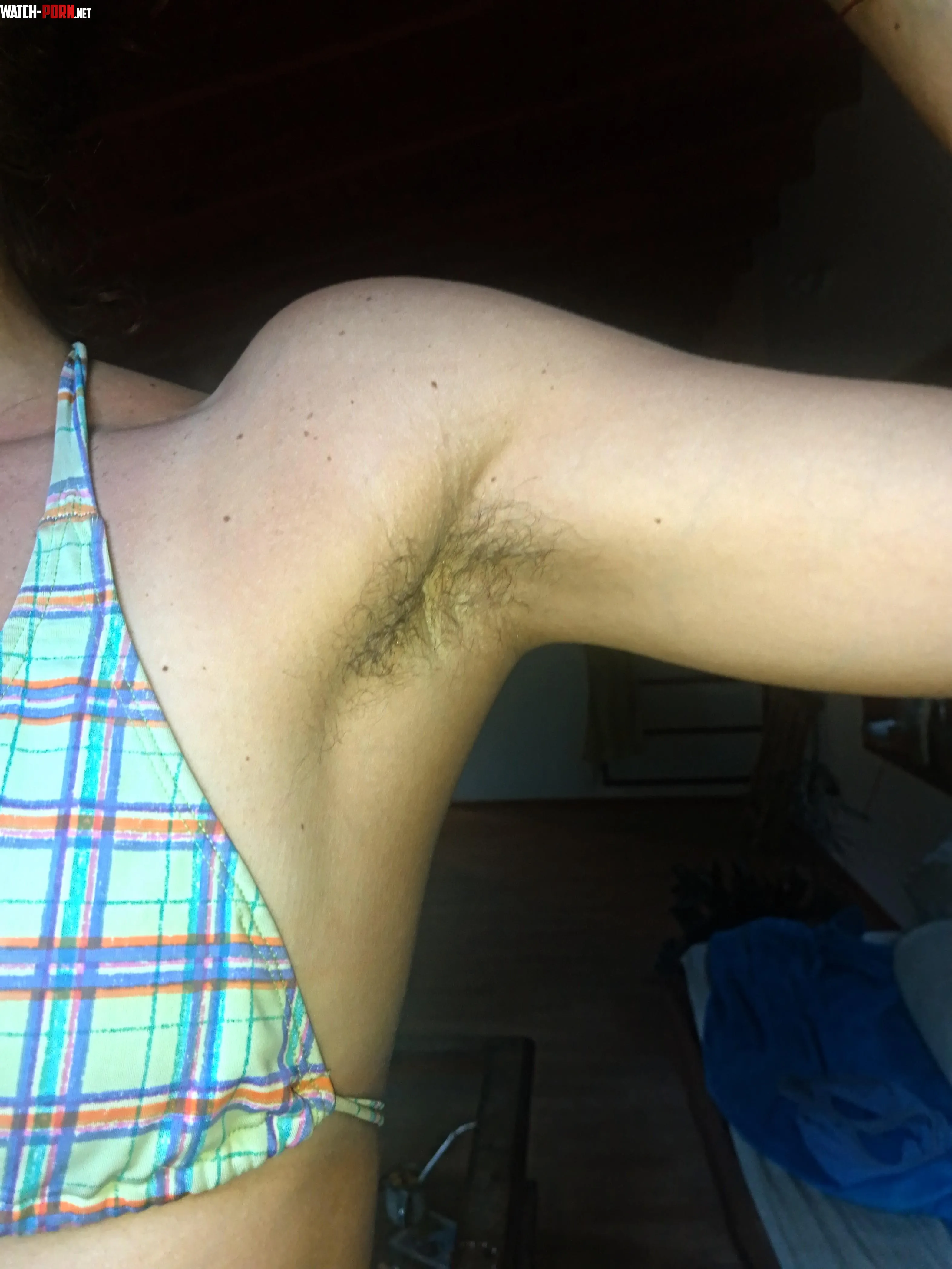 I'm the only hairy one on the beach by florescencia_