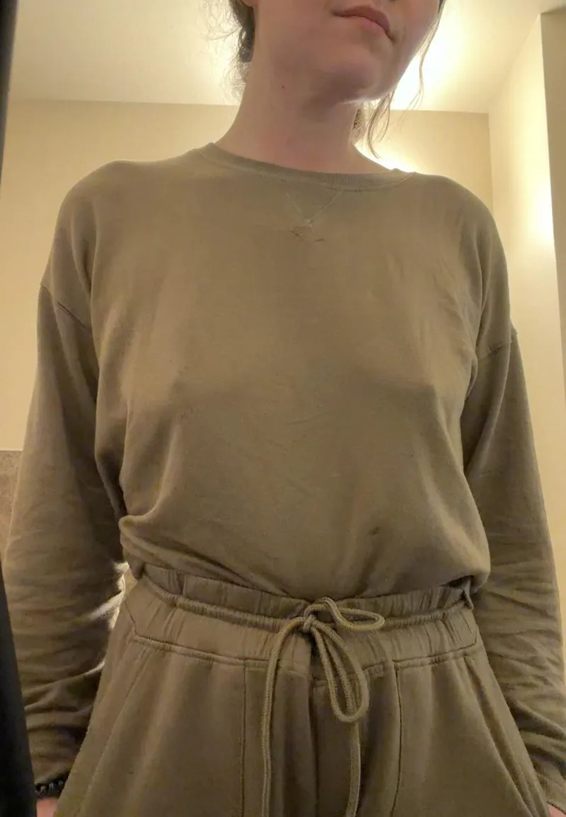 Thumbnail Comfort Wins: Itsemmawells Ditches Bra for Comfy Pokies Look
