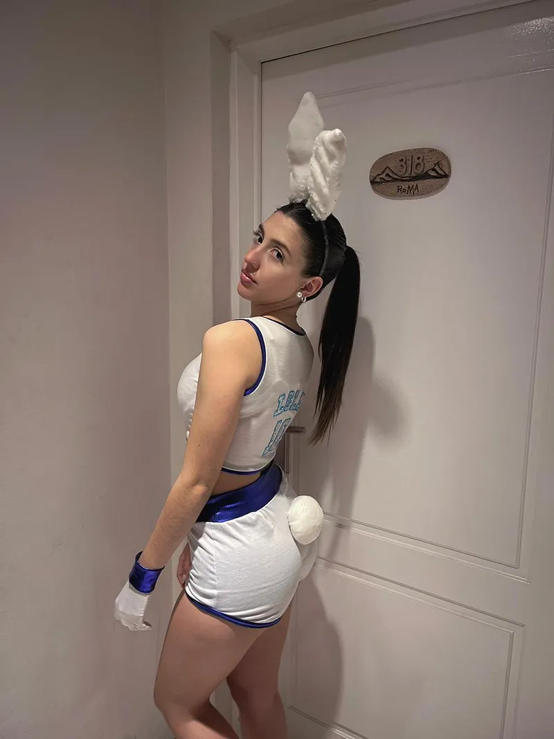 Thumbnail SofiaBluu's Allure: Embracing Bad Bunny Energy