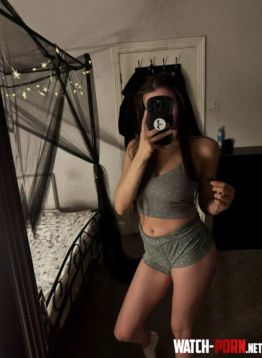 My favorite croptop.. It always feels right 💚 by GlitterGaze5y