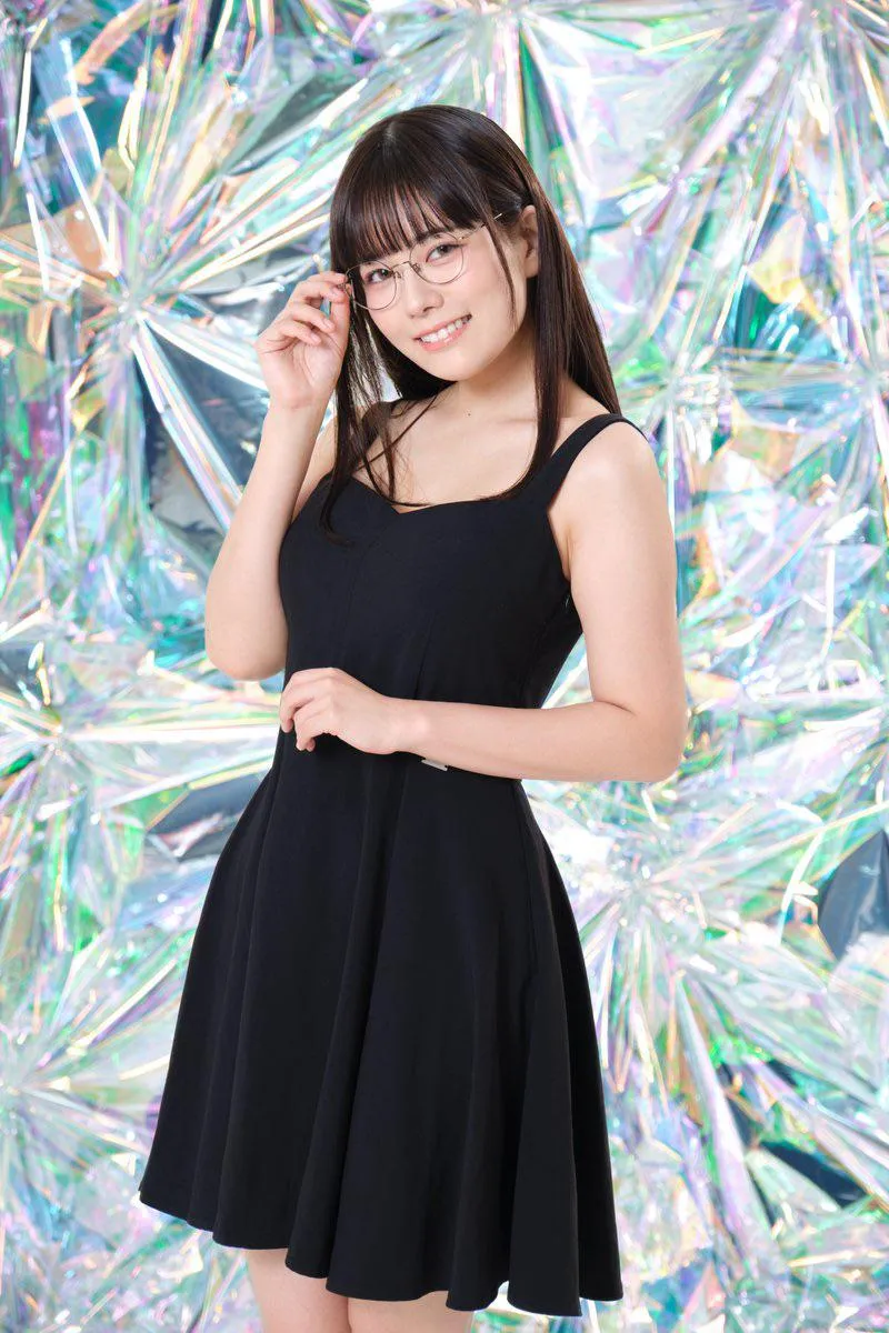 Thumbnail Umi Shinonome: Enthralling Presence in Gravure | KanzeBend