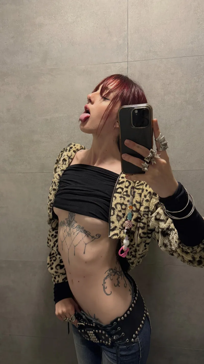 Thumbnail Charming Encounters: Exploring Connections with 19F4M | Hawk_Rider2