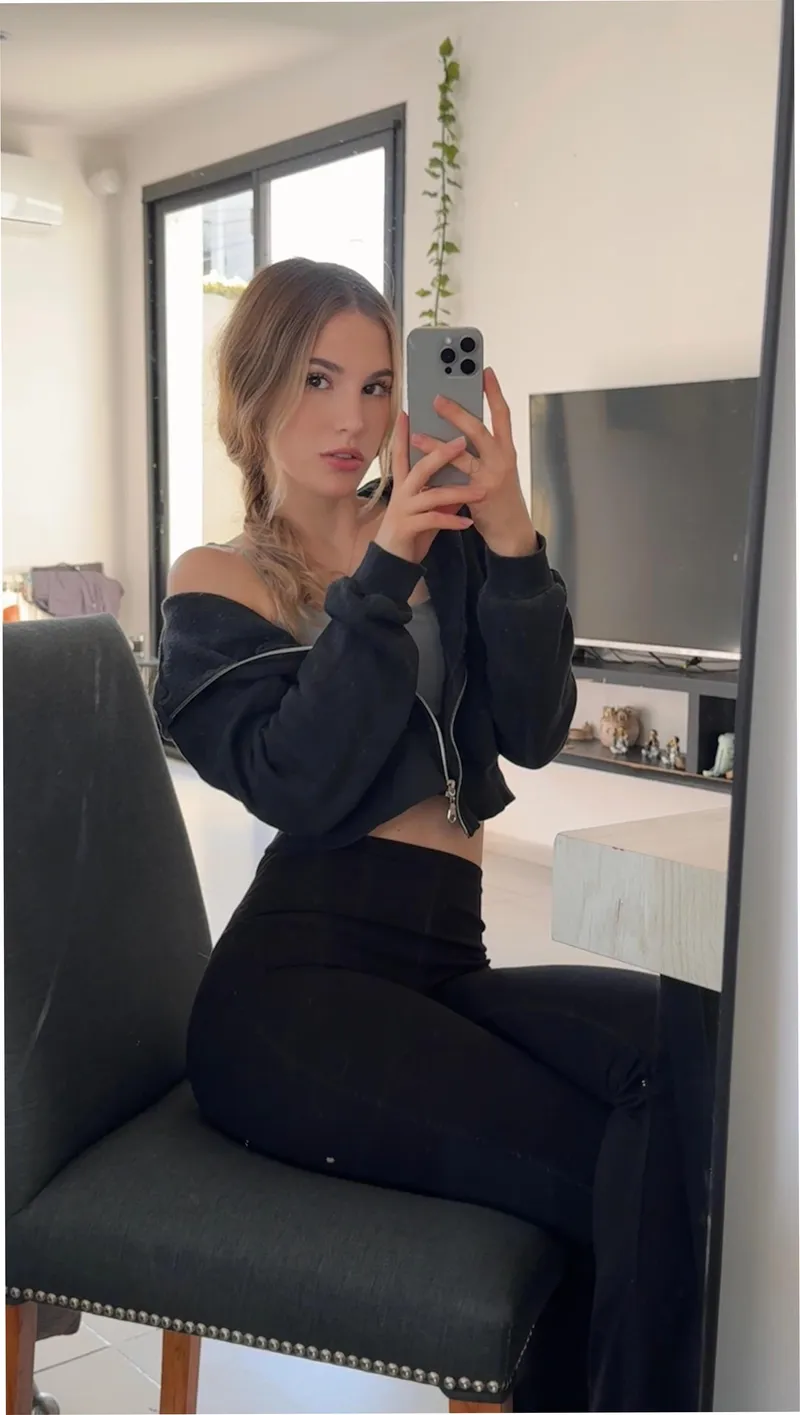 Thumbnail TeaseMeBunny Feels Okay Showing Off at 18 on Gonewild18