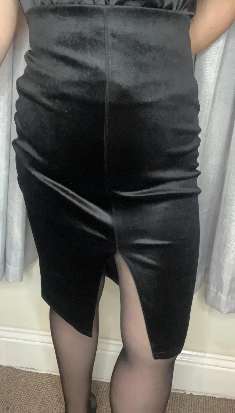 Thumbnail Sensual Velvet Pencil Skirt: A Touchable Trend | SexySatinMistress, pencilskirts
