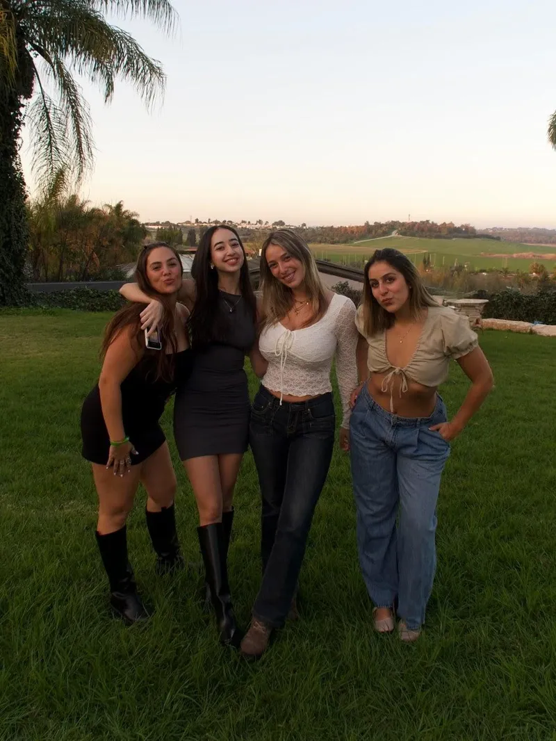 Thumbnail Comparing Big vs. Small with figurephilosopher's Exploration in 2busty2hide