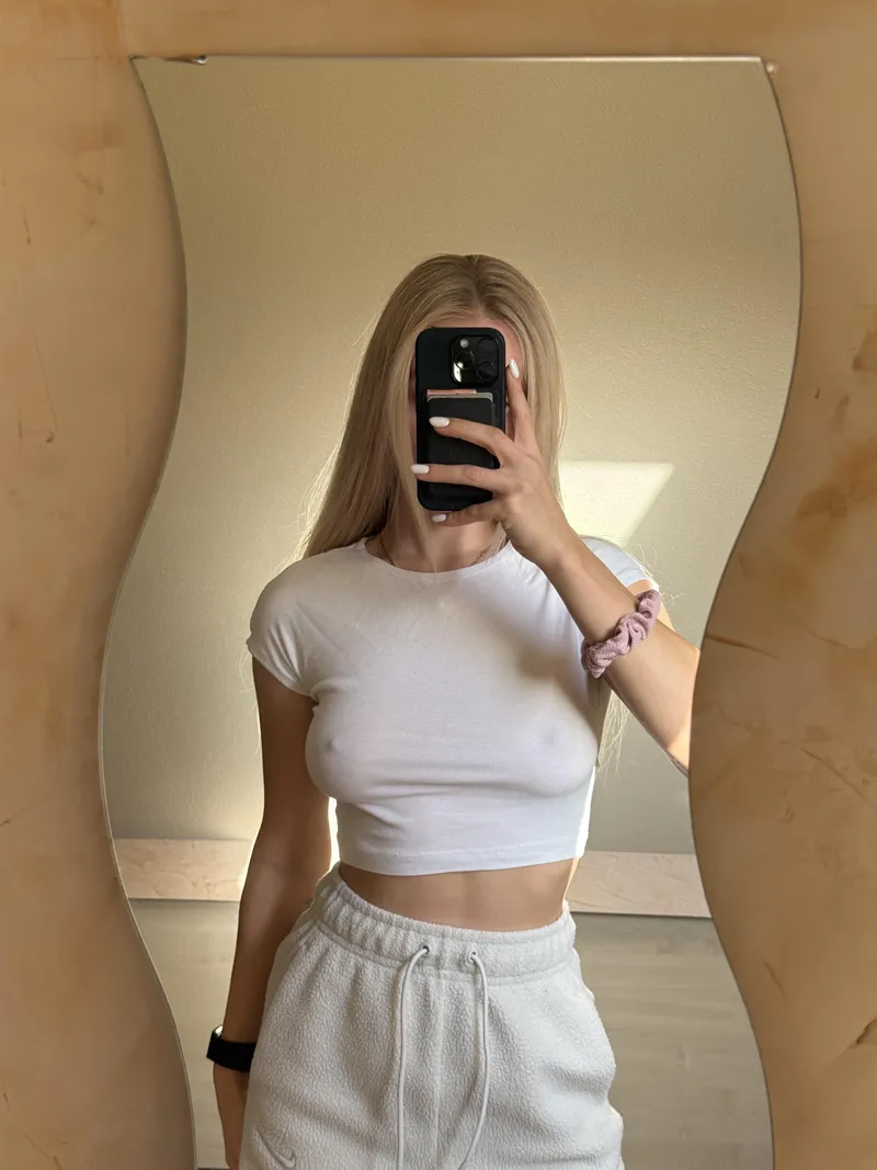 Thumbnail Braless Tuesday Vibes With Emiliajuliee