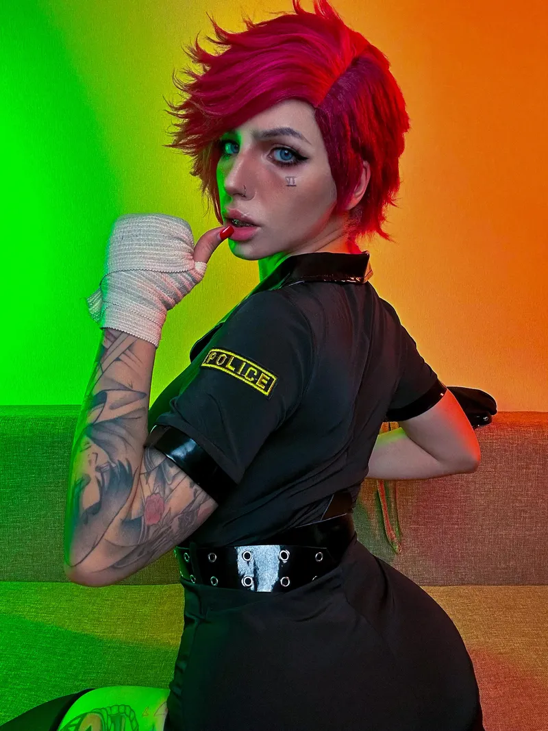 Thumbnail Arcane's Vi: Murmion's Thrilling Cosplay Portrayal