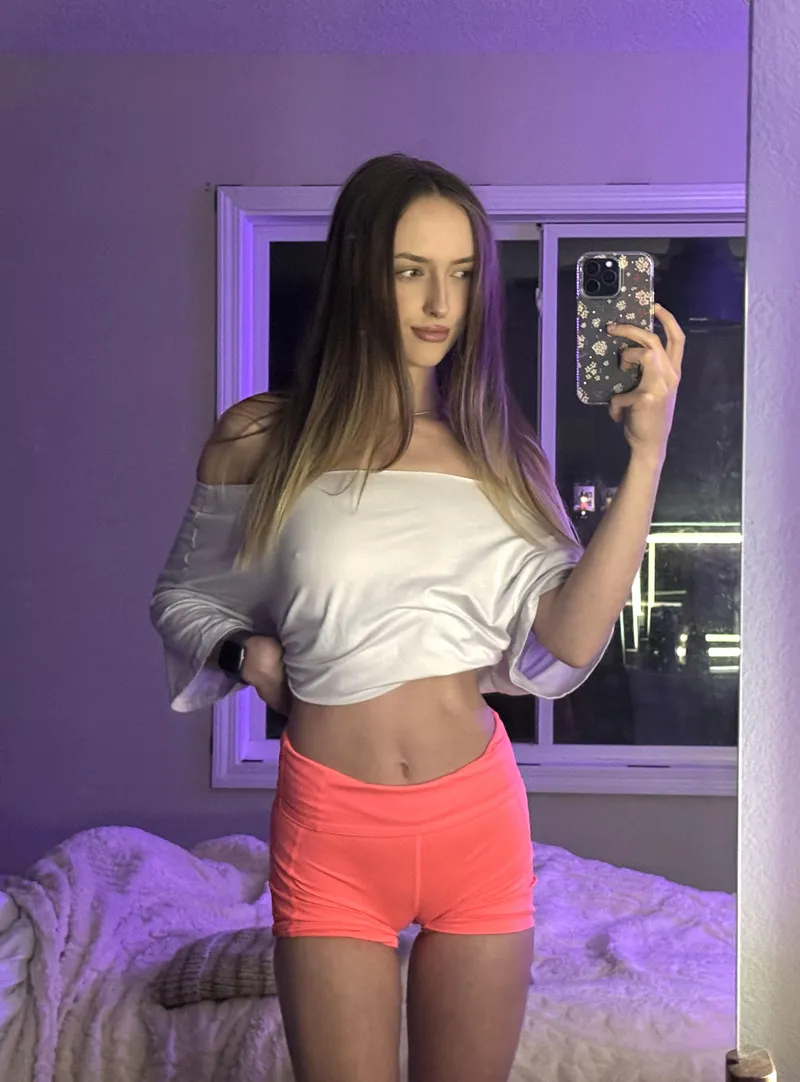 Thumbnail Cozy Selfie Moments: Wikkisha Embraces croptopgirls Style