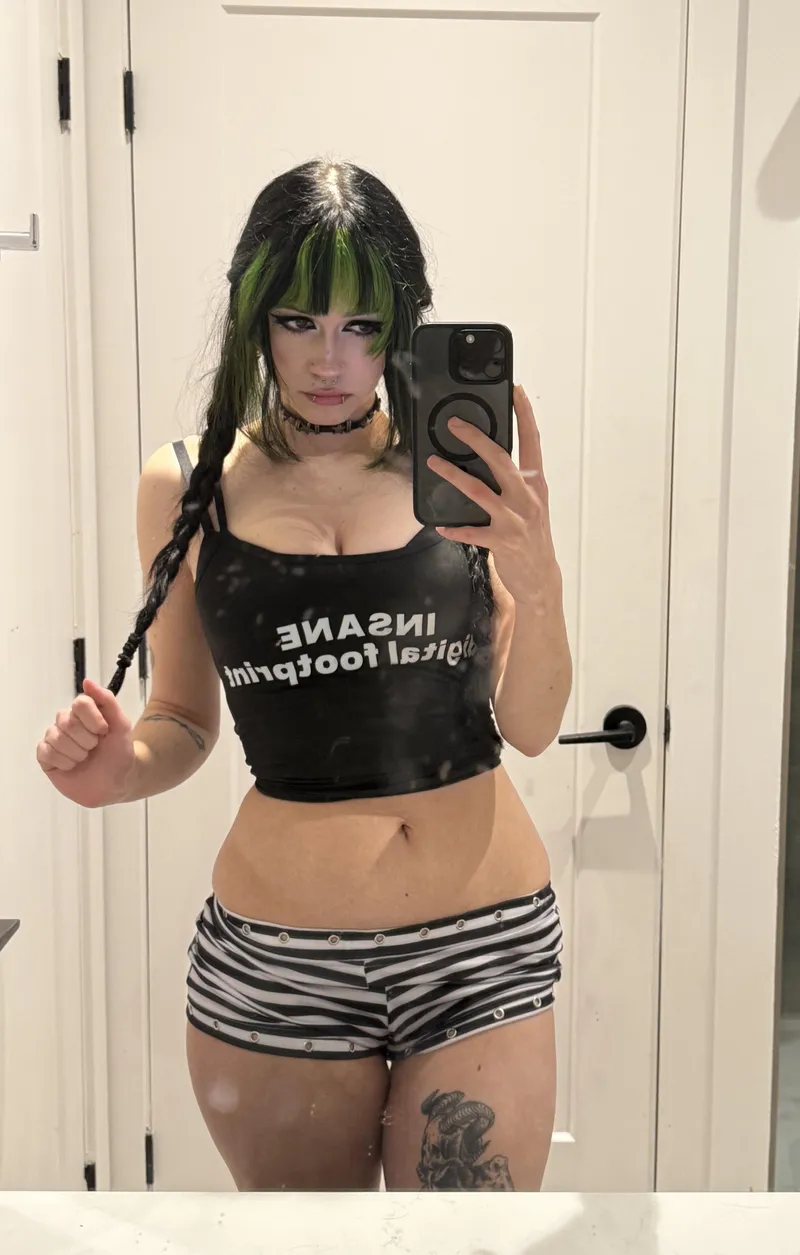 Thumbnail Cropped Elegance: Angelluvkitty's go-to croptopgirls Style