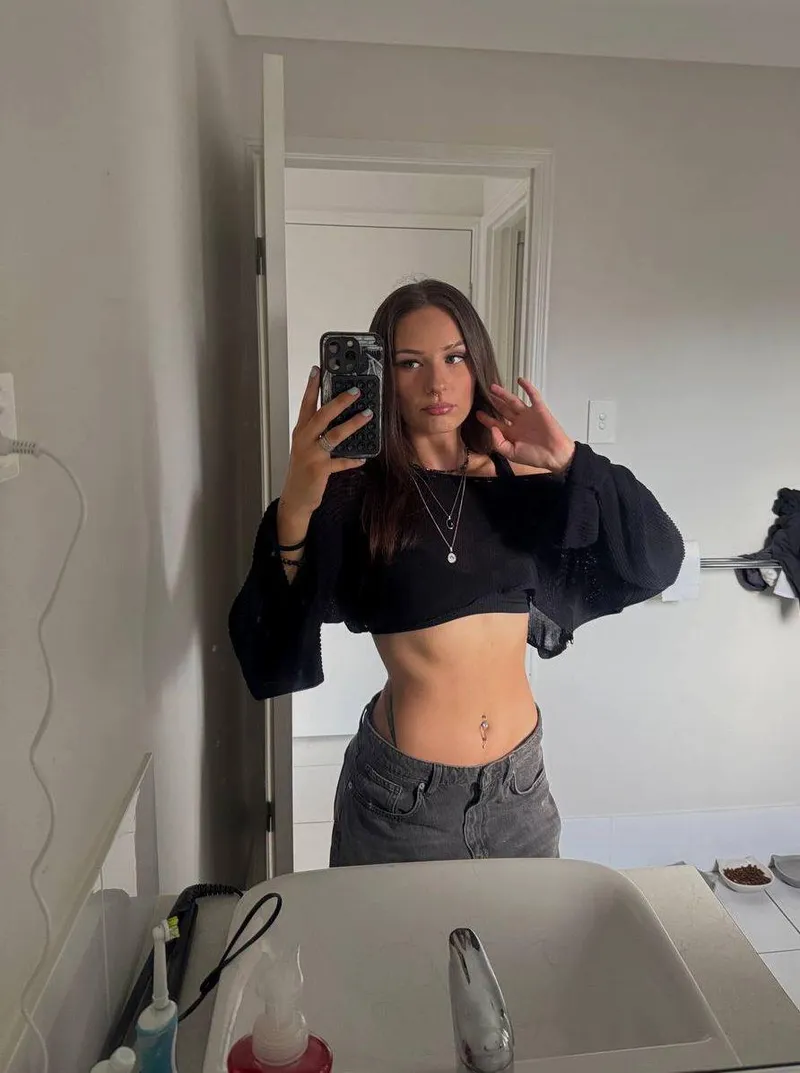 Thumbnail The Perfect Ensemble: Unveiling Polkakitten's Crop Top Style