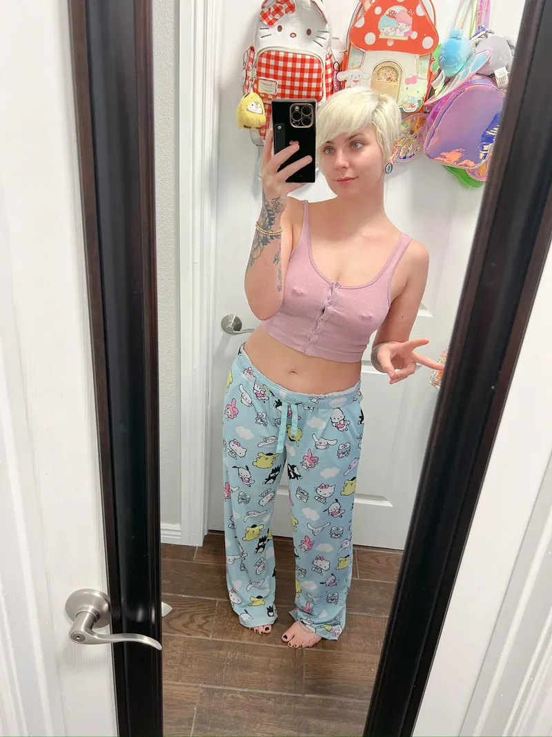 Thumbnail Natural Beauty Shines in Makeup-Free Mirror Selfie