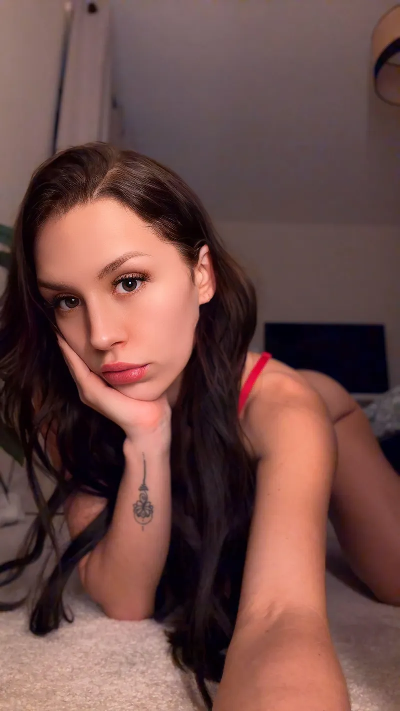 Thumbnail Discover indiyahraee's Youthful Charm at Gonewild18