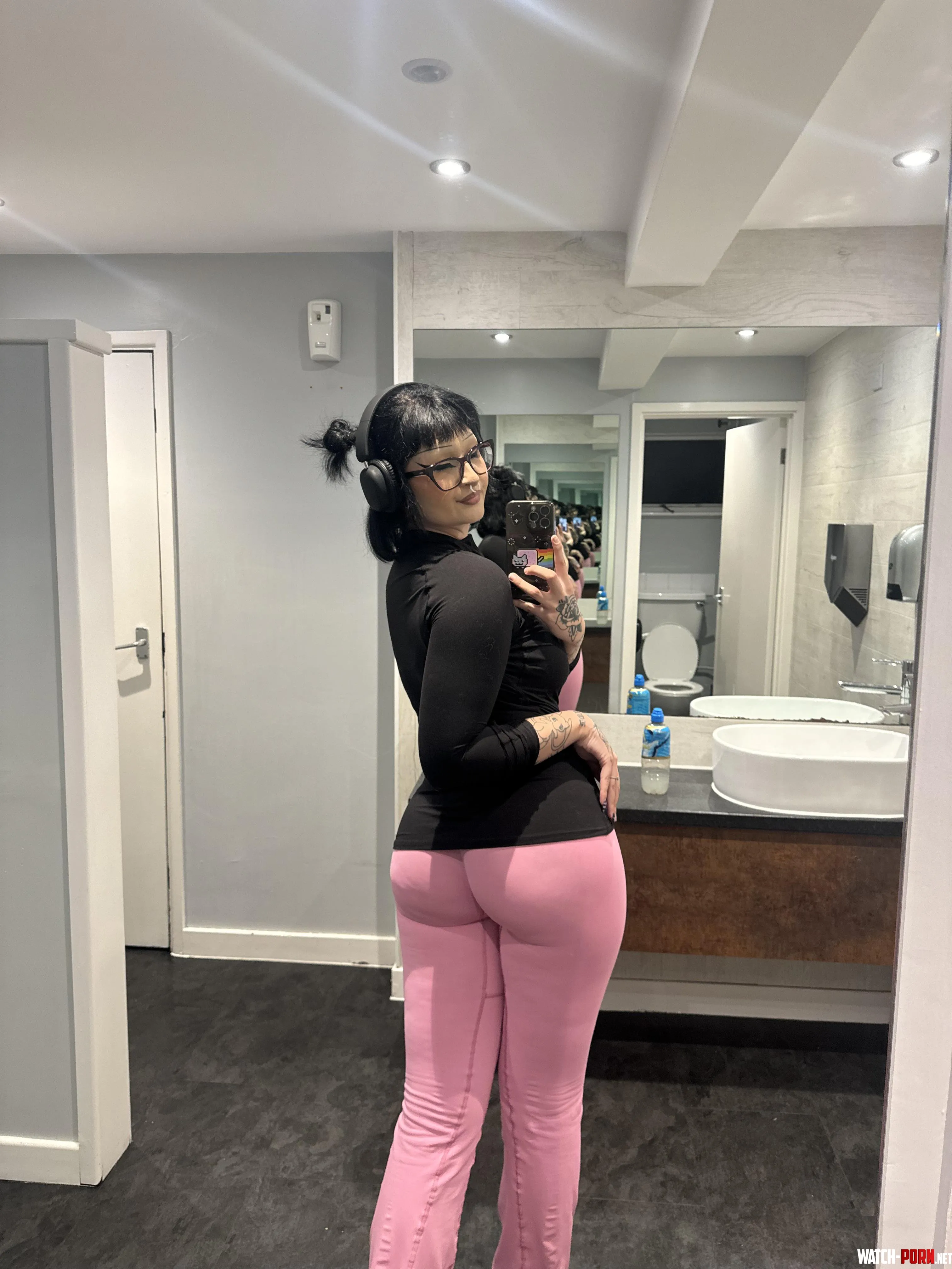 who likes gym girls?🙈🖤 by gothiccthorn