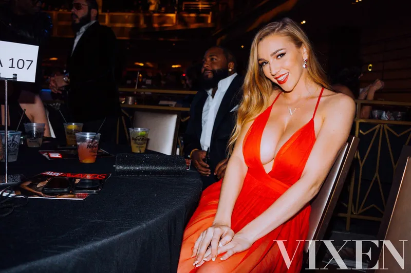 Thumbnail Kendra Sunderland: An Icon of Classy Elegance by vxnstan