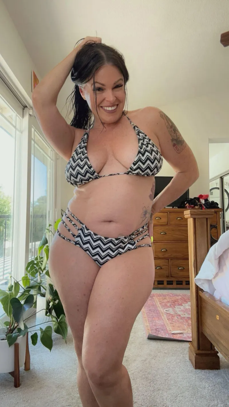 Thumbnail Amelialr2 Presents Peachy Queen Amelia on Instagram | InstagramHotties