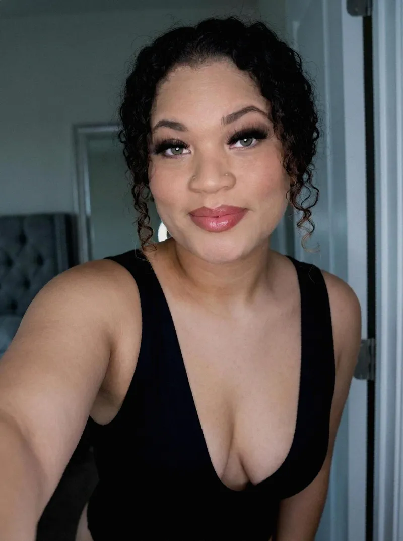 Thumbnail WavyAndWonderful Explores Intimacy in the ebonyamateurs Category: How Long Do You Usually Eat Pussy?