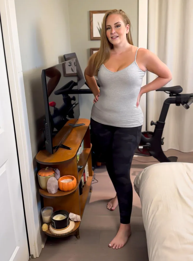 Thumbnail Chubby Milf Shows Off Flexibility in Yoga Pants