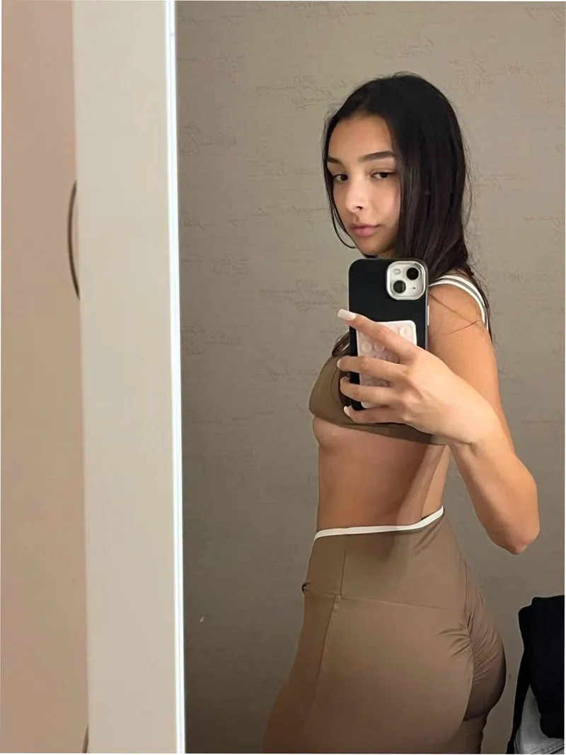 Thumbnail 18F Tastefully Expressing Herself | Author: SoftDreamette