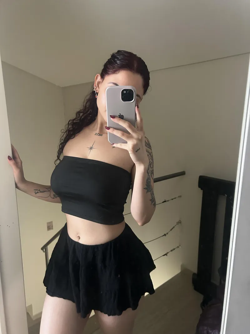 Thumbnail Flaunting the Perfect Fit: BabyMeadowz and Her Top