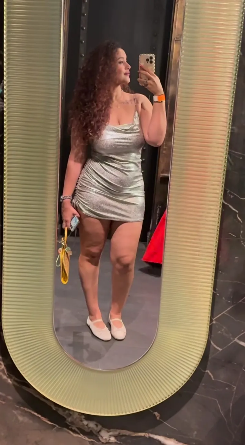 Thumbnail A Closer Look at These-Annual2638's Pretty Selfie