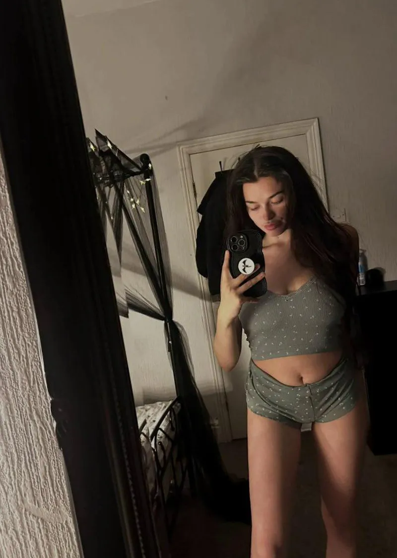 Thumbnail Embracing Body Positivity: GlitterGaze5y's Journey