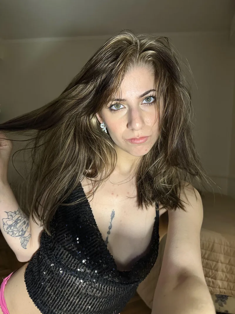 Thumbnail Casual Elegance: Cozy Croptop Selfie by sandibelle1