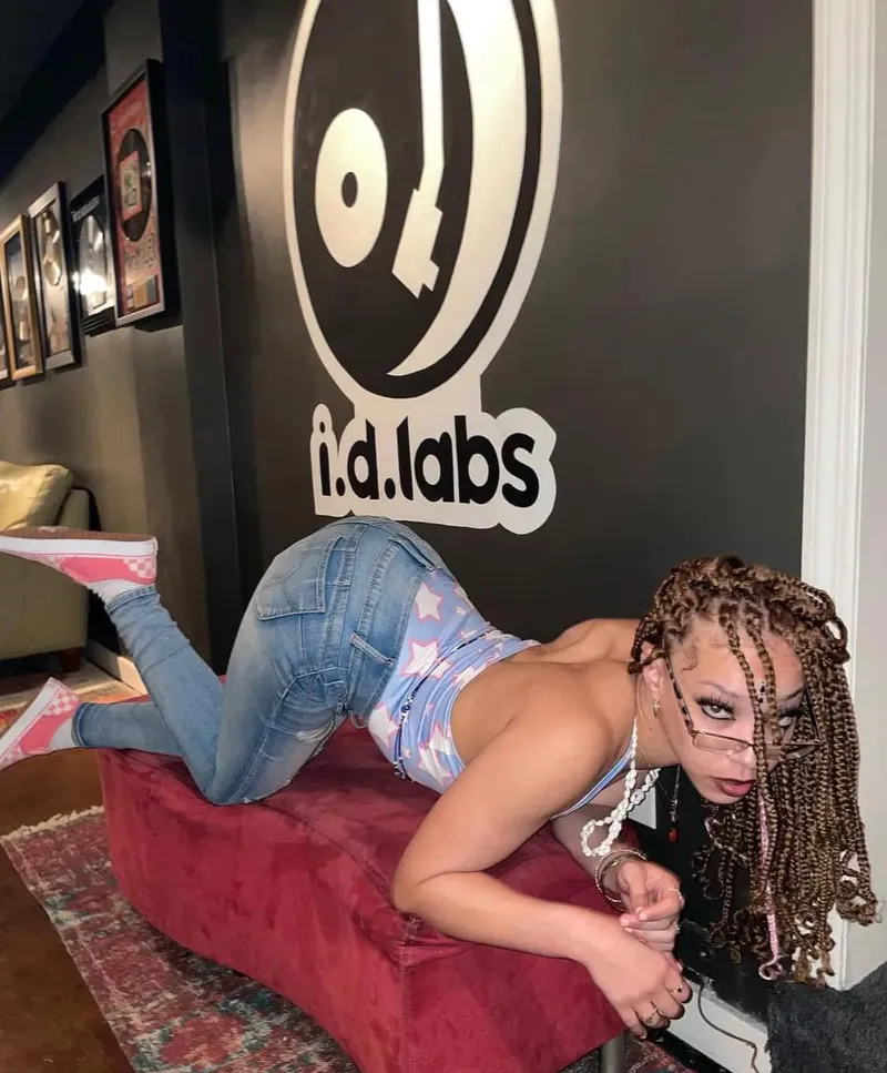 Thumbnail Firm Stance: Embracing the Mood | delphiraexo