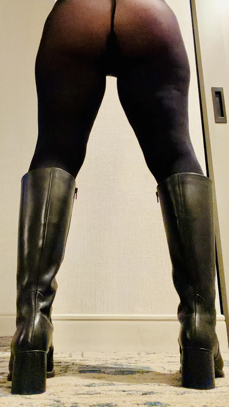 Thumbnail Flight Attendant Diaries: Stylish Pantyhose Picks