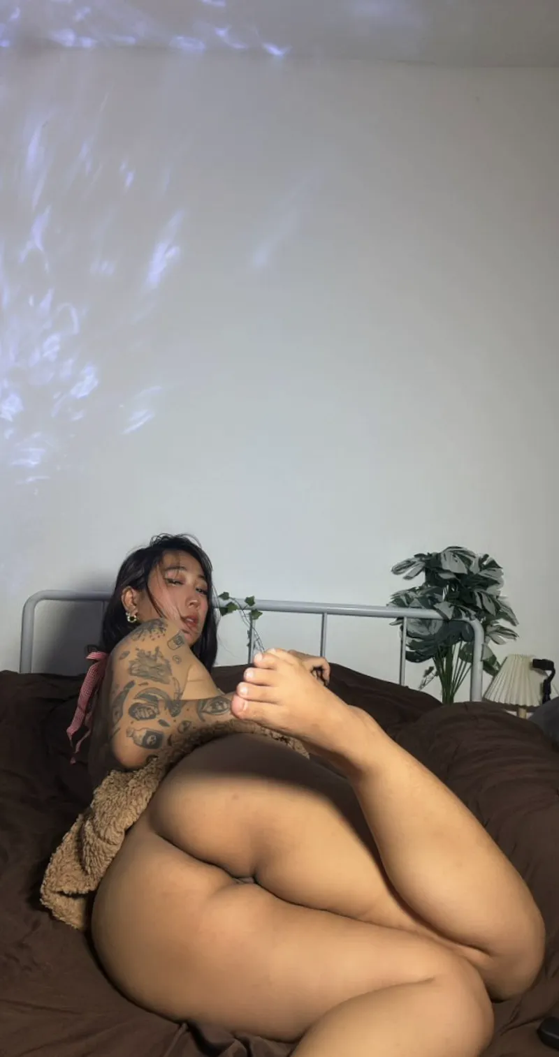 Thumbnail Teasing Thighs and Ass Delights | TeaseinTatters