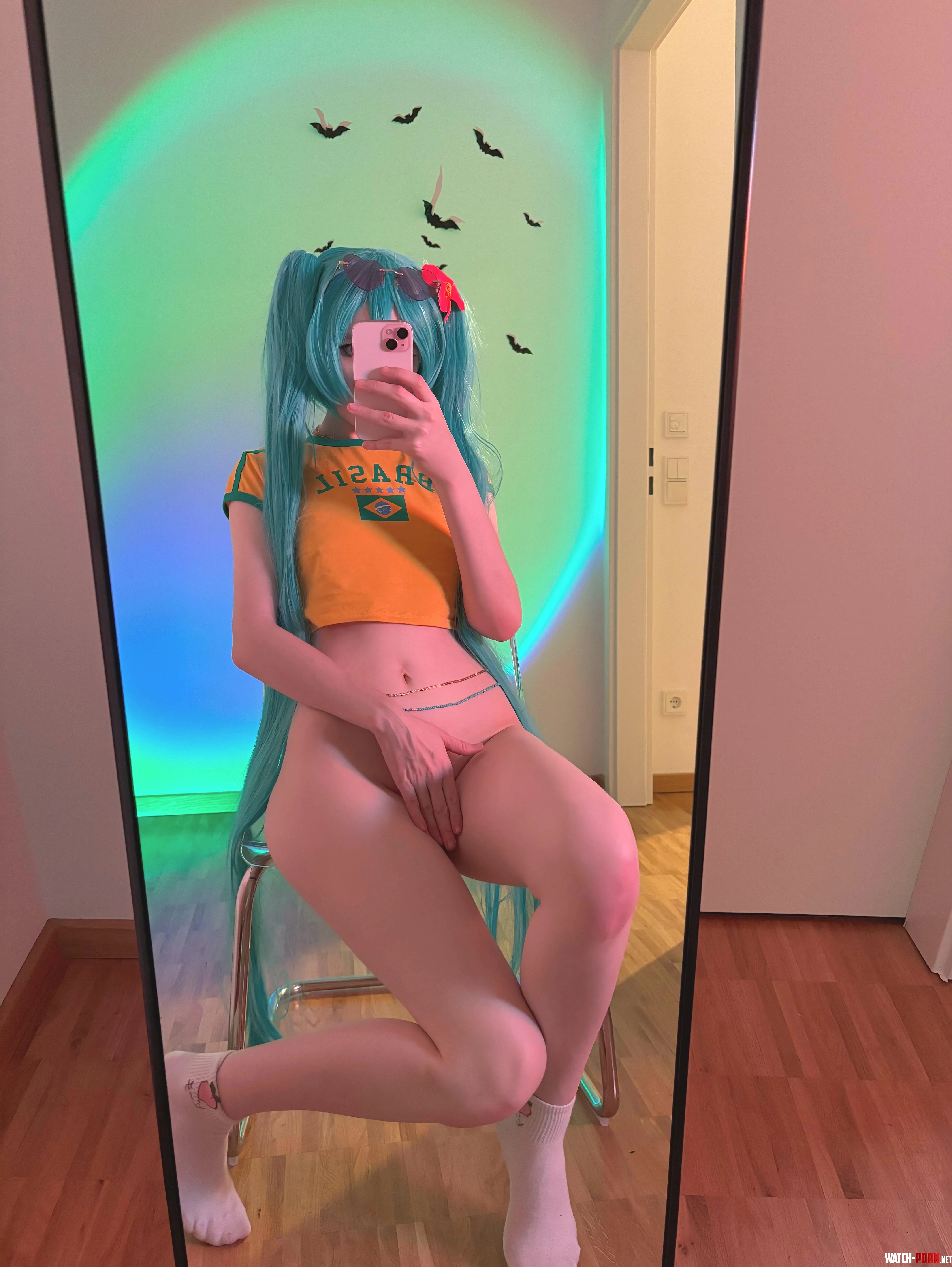 Miku is just not a cute idol, she's a dangerous tease [F] by KindBunny0