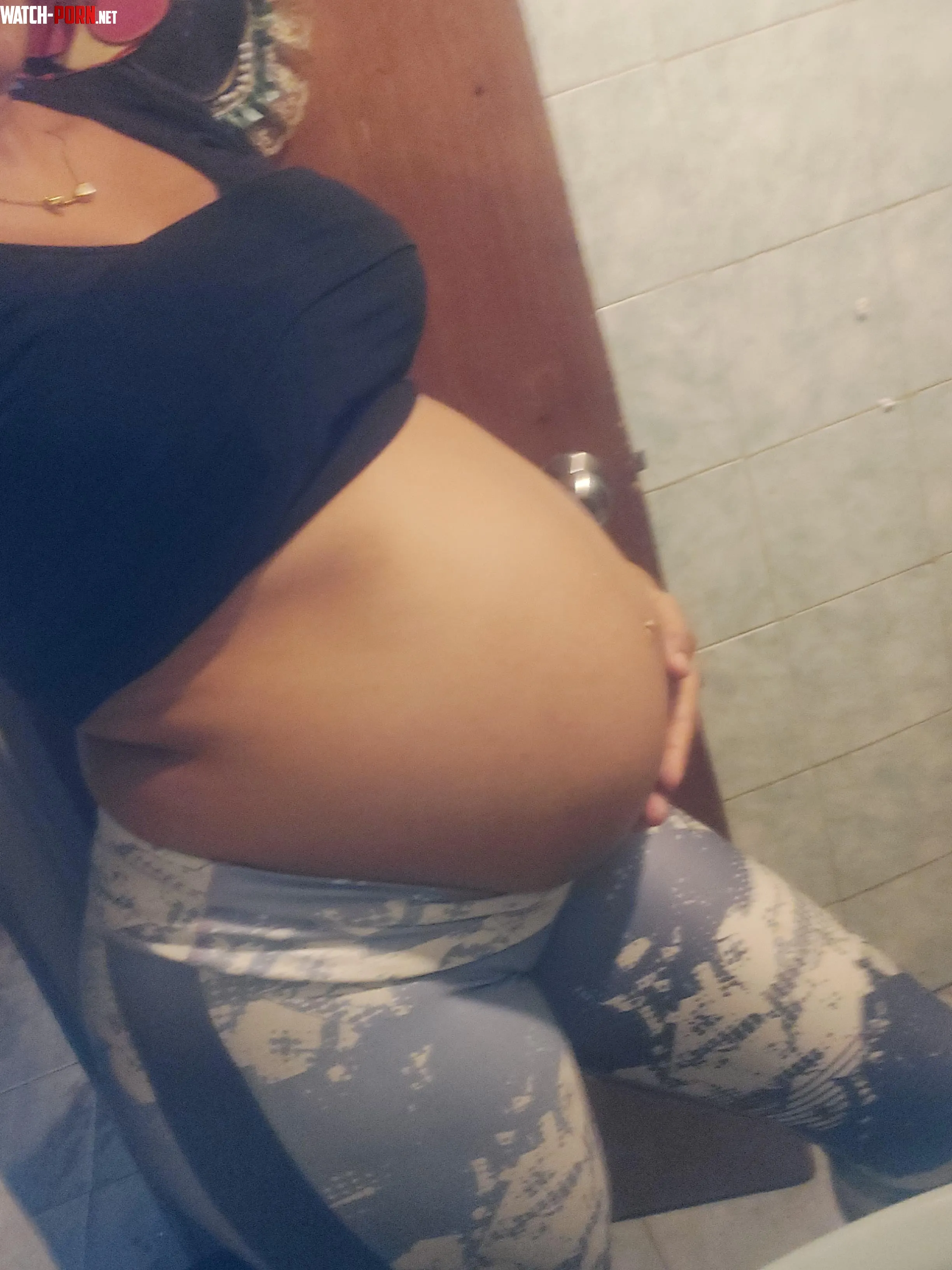 What does my belly make you feel when you see it? I must keep growing 🐽🍟🍔🌭 by negrita_bel