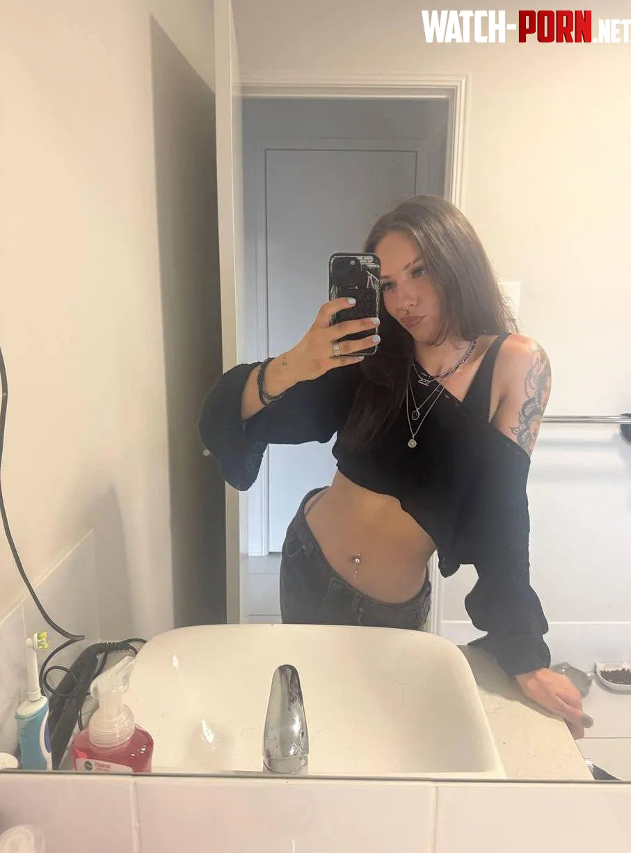 Crop tops really do change the mood, don’t they? by Polkakitten