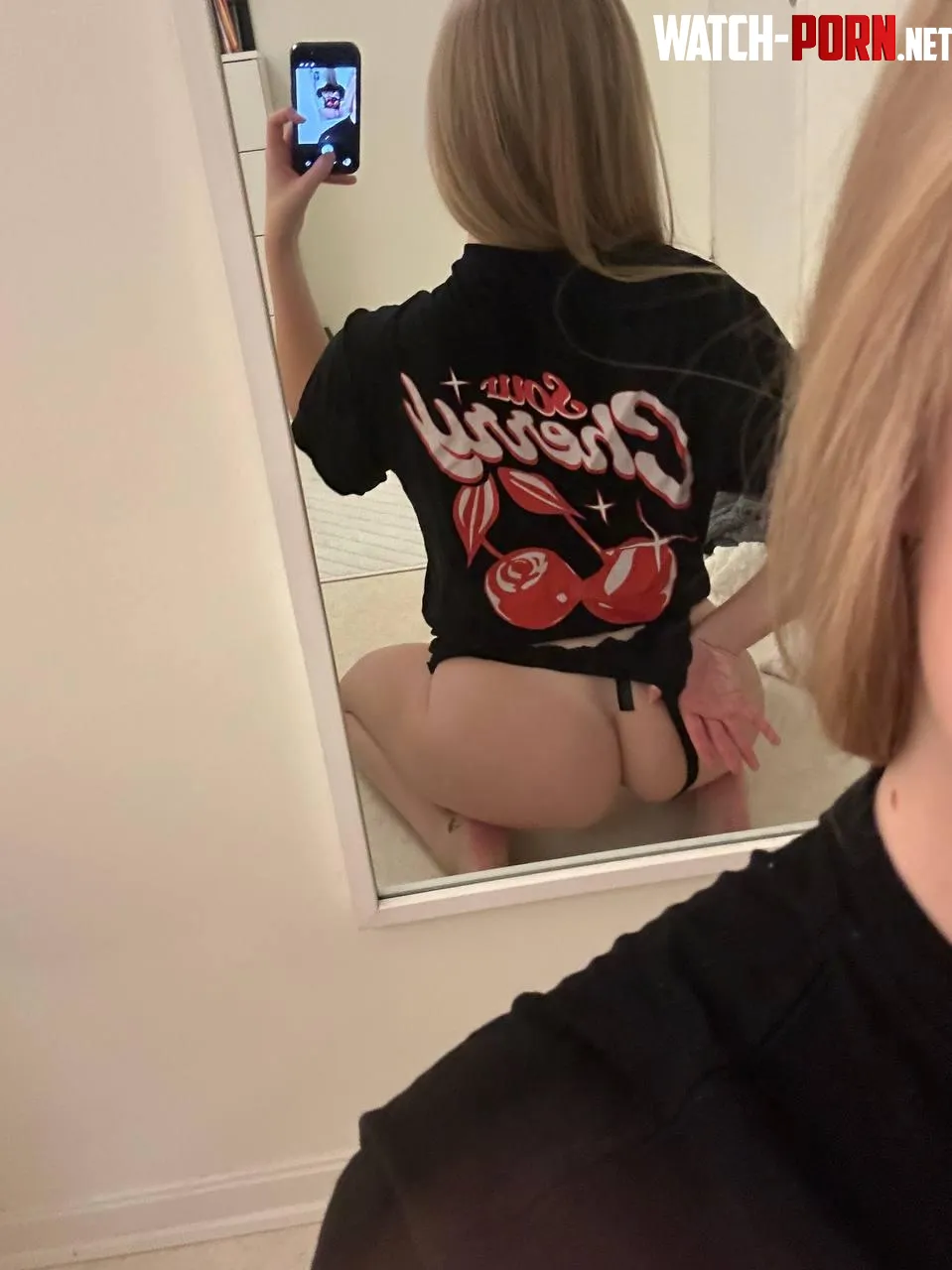 Vet inte riktig om jag kommer ångra mig men gilla så skickar jag när jag böjer mig framåt😘 (skynda) by Remarkable-Leek2921